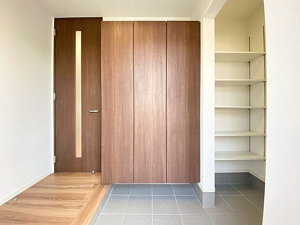 【土間収納 A号棟現地写真】■ゴルフバックやベビーカーを収納できる土間収納付き