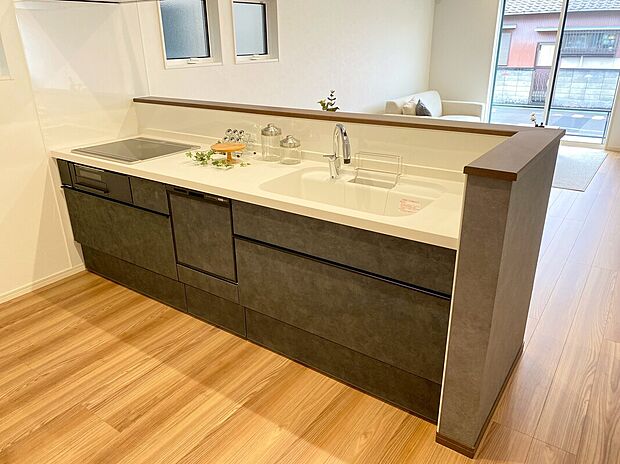 【キッチン A号棟現地写真】■リクシル システムキッチン「ES」洗練されたデザインと優れた使いやすさ。最新機能も多彩に備えた、システムキッチン。暮らしの中心として、家族が自然と集まる空間が実現します。