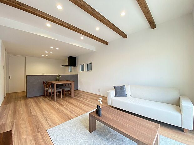 【リビング A号棟現地写真】■木肌の美しいあらわし梁がワンランク上の生活を演出
■空気を汚さず、ふく射熱で足元からポカポカと暖まる床暖房付き。