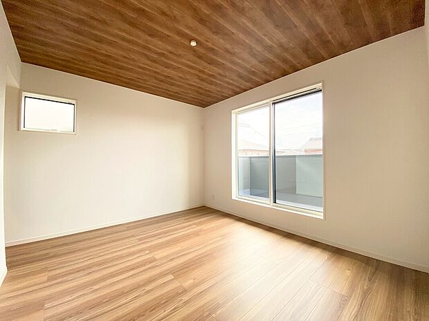 【主寝室 A号棟現地写真】■ゆったりとした広さを確保した癒しの主寝室。広々ウォークインクローゼット設置で、収納力も十分。快適な新生活が送れます。