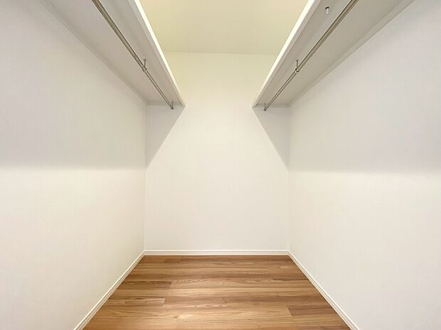 【WIC A号棟現地写真】■ゴルフバックやキャリーケースなど、大きなものの収納場所にも困りません。季節の家電や、布団、衣替えの衣類なども収納することができます。