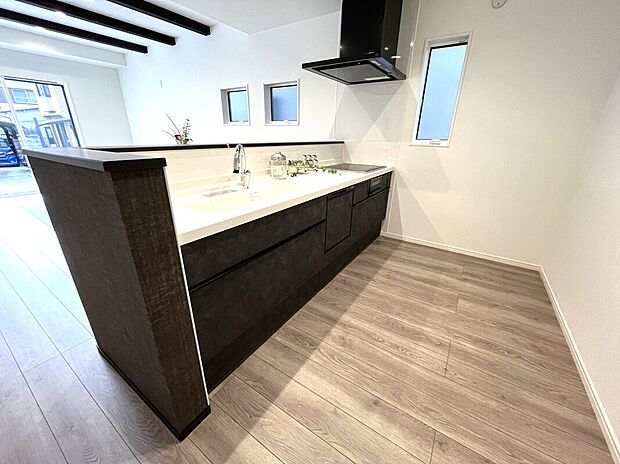 【キッチン】■IHクッキングヒーター・お手入れ楽々ガラストップ採用
■扉がゆっくり閉まるソフトモーションレール使用
■かざすと水が出るタッチレス水栓
■家事がはかどる食器洗い乾燥機付き。