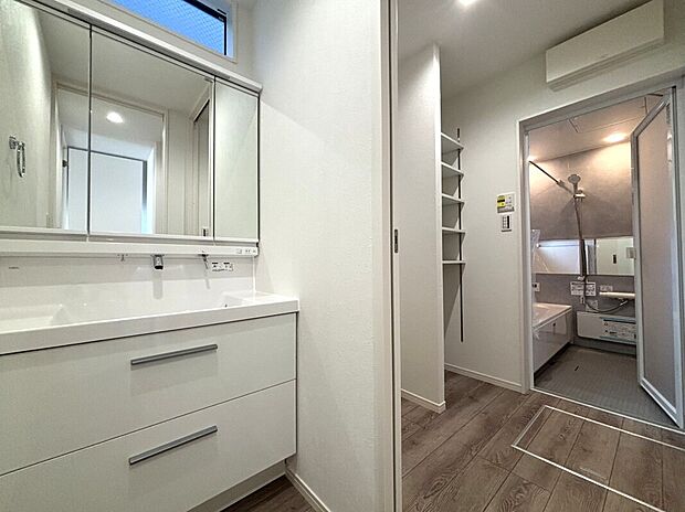 【洗面台　C号棟】■リクシル　「EV」。洗面器一体型カウンターでつぎ目などの凹凸がなく汚れもさっとひと拭き。また節水と省エネ性にすぐれた上から水のでるキレイアップ水栓
