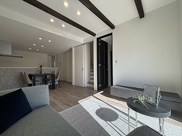 【リビング　C号棟】■木肌の美しいあらわし梁がワンランク上の生活を演出