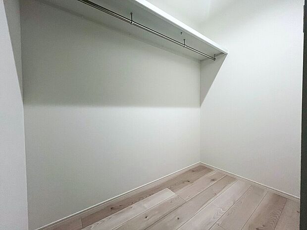 【ウォークインクローゼット　D号棟】■衣類だけではなく、バッグや帽子、アクセサリーといったファッションアイテムを全て一ヶ所で収納
■余分なものを置かずにすみ、寝室内がスッキリするウォークインクローゼット