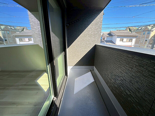 【バルコニー　D号棟】■奥行きのあるバルコニー
■洗濯物が良く乾く南向き
