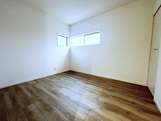 【洋室　B号棟】■安全にも配慮。窓の位置を高くした子ども部屋。小さなお子様の転落を防ぎます。