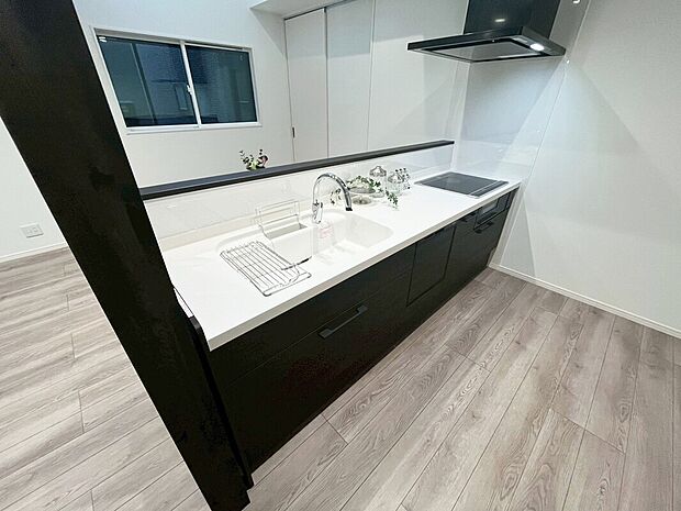 【キッチン　B号棟】■リクシル　システムキッチン「ES」洗練されたデザインと優れた使いやすさ。最新機能も多彩に備えた、システムキッチン。暮らしの中心として、家族が自然と集まる空間が実現