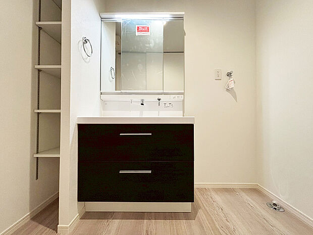 【洗面　C号棟現地写真】■リクシル　「EV」。洗面器一体型カウンターでつぎ目などの凹凸がなく汚れもさっとひと拭き。また節水と省エネ性にすぐれた上から水のでるキレイアップ水栓。