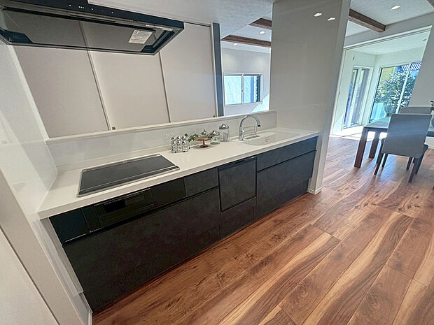 【キッチン　D号棟】■リクシル　システムキッチン「ES」洗練されたデザインと優れた使いやすさ。最新機能も多彩に備えた、システムキッチン。暮らしの中心として、家族が自然と集まる空間が実現します。