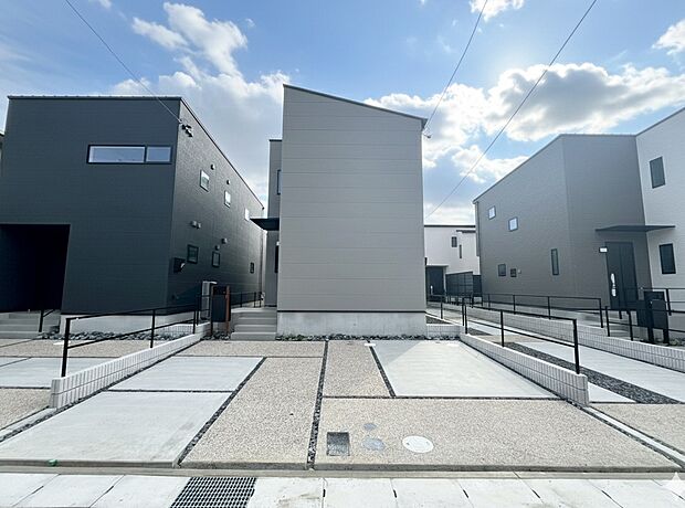 【C号棟】現地外観写真　並列駐車3台可！(車種による)