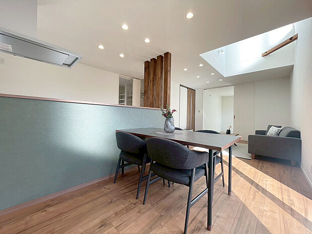 【リビング　B号棟】■リビングを見渡せる対面式キッチンだからお子様がいても安心