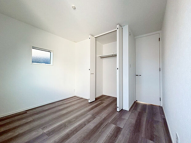 【洋室　F号棟】■子ども部屋にも広々クローゼット
■吊りレールで開閉がスムーズ