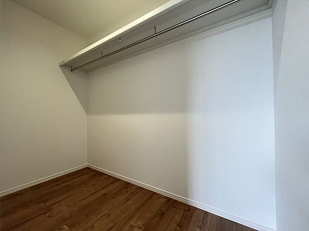 【WIC　A号棟現地写真】■ゴルフバックやキャリーケースなど、大きなものの収納場所にも困りません。季節の家電や、布団、衣替えの衣類なども収納することができます。