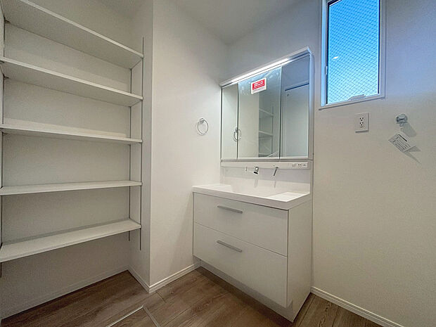 【洗面　A号棟】■リクシル　「EV」。洗面器一体型カウンターでつぎ目などの凹凸がなく汚れもさっとひと拭き。また節水と省エネ性にすぐれた上から水のでるキレイアップ水栓は、水栓のまわりに水がたまらないのでお掃除が簡単。