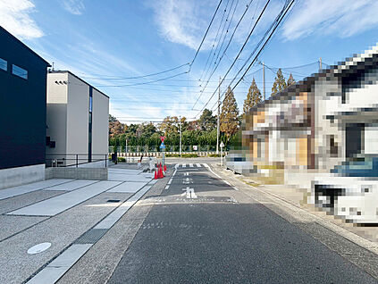 北東側前面道路