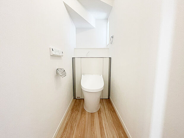 【トイレ　B号棟　同仕様写真】■INAX　「ベーシアピタ フチレス」。汚れにくくお掃除のしやすいフチレス形状の便器を採用することで少ない水でもしっかり汚れを洗い流し、清潔でデザイン性のある空間を実現します。
