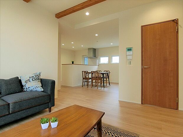 【リビング　B号棟　同仕様写真】■木肌の美しいあらわし梁がワンランク上の生活を演出