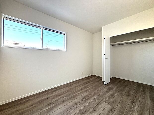 【洋室　B号棟】■子ども部屋にぴったりな洋室にも広々クローゼット。吊りレールで開閉がスムーズにおこなえます。