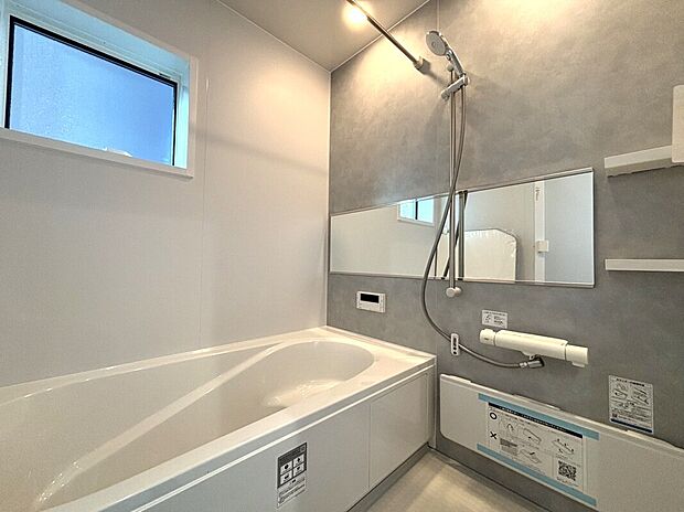 【浴室　B号棟】■リクシル　システムバスルーム「AX」。フロアはスポンジが奥まで入り掃除がラクラク。また独自の断熱層を使用しているため冬場でも冷やっとしません。
