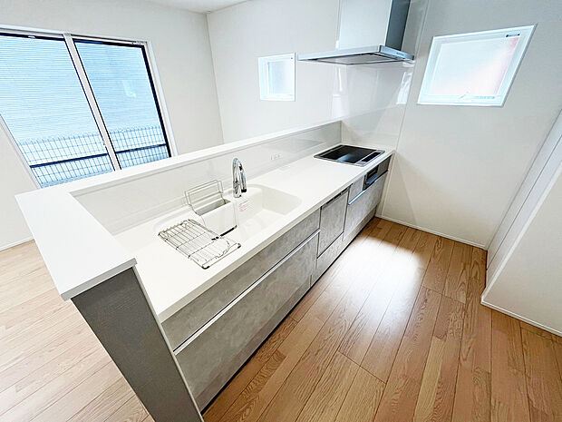 【キッチン 同仕様写真 B号棟】■リクシル システムキッチン「ES」洗練されたデザインと優れた使いやすさ。最新機能も多彩に備えた、システムキッチン。暮らしの中心として、家族が自然と集まる空間が実現します。