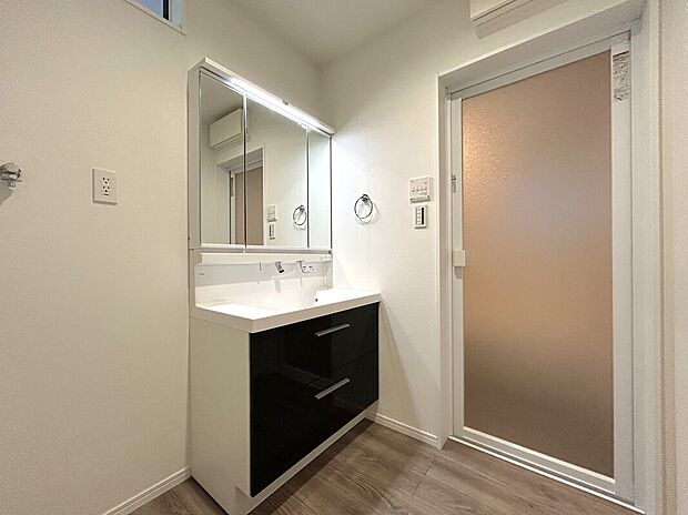 【 洗面　A号棟】■ヒーターなしでもくもりにくい「くもりどめコート」。
■引出し収納の他に３面ミラー裏にも高さを変えれる棚あり。
■シンクに継ぎ目などの凹凸がなく、飛び散った水滴をサッと拭き取れます。