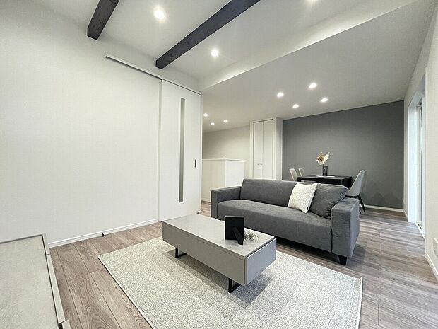 【リビング　B号棟】■空気を汚さず、ふく射熱で足元からポカポカと暖まる床暖房付き
■南向きのリビングには心地いい日差しが差し込みます