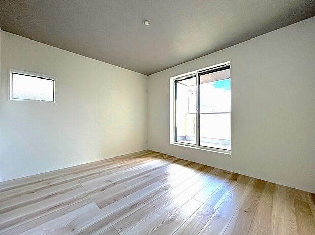 【主寝室】■収納上手ウォークインクローゼット有り
■生活のしやすさを考えてコンセントを2か所に設置