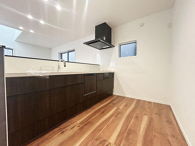 【リクシル システムキッチン「ES」】A号棟 現地写真【キレイシンク】シンク底面がフラットで排水口の見えないスッキリデザイン人造大理石製のシンク。
【タッチレス水栓】
吐水も止水も手をかざすだけなので省エネ効果が期待できます。
また、食器洗い乾燥機、熱のこもりにくいIHコンロ、お手入れのしやすい目地のないフラットなキッチンパネル採用するなど、毎日の家事を快適に行えるように厳選したシステムキッチンです。