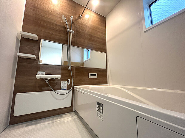 【リクシル システムバスルーム「AX」】A号棟 現地写真【キレイサーモフロア】
スポンジが奥まで入り、お掃除ラクラク。独自の断熱層で寒い冬場でもヒヤッとしません。
【サーモバスS】
浴槽保温材と保温組フタのダブル保温で、時間が経っても浴槽内の温度を最小限に抑えます。
半身浴のできるベンチ付きの節水型の浴槽、排水口はシャワーなどの排水時に渦を起こして髪の毛やゴミをまとめてくれるためお掃除簡単で汚れもつきにくい構造になっています。