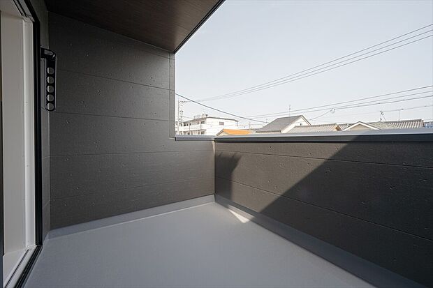 【バルコニー　同仕様写真　B号棟】■奥行きのあるバルコニー
■洗濯物が良く乾く南向き