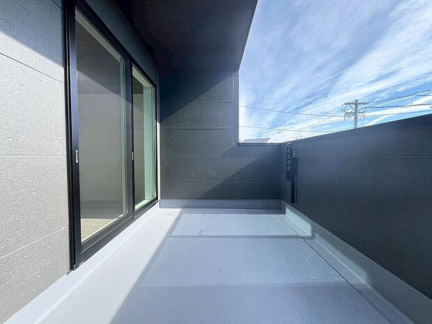 【バルコニー A号棟】■奥行きのあるバルコニー
■洗濯物が良く乾く南向き