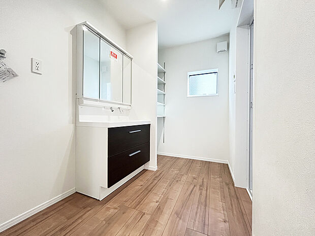 【洗面　現地写真】■リクシル　「EV」。洗面器一体型カウンターでつぎ目などの凹凸がなく汚れもさっとひと拭き。節水と省エネ性にすぐれた上から水のでるキレイアップ水栓。