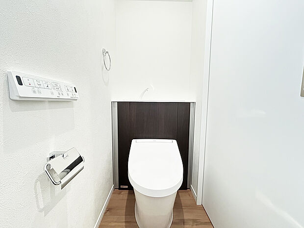 【トイレ　現地写真】INAX　「ベーシアピタ フチレス」。汚れにくくお掃除のしやすいフチレス形状の便器を採用することで少ない水でもしっかり汚れを洗い流し、清潔でデザイン性のある空間を実現