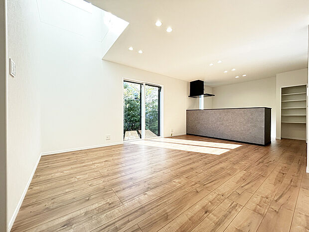 【リビング　現地写真】ガス温水式床暖房を搭載！空気の乾燥、汚すことなく冬場でも快適に過ごすことができます。天井が高く、優しい光が差し込む吹き抜けが開放的なくつろぎ空間を演出。
