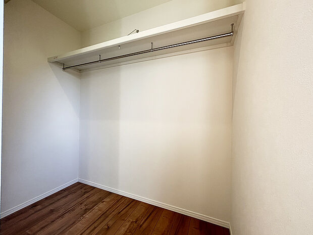 【WIC　現地写真】大容量のウォークインクローゼットが主寝室にあるため、たくさんの服をお持ちの方もしっかり収納できます。さらに棚もついており、たくさん収納できるので、お部屋がスッキリです。
