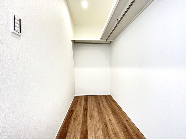 【ウォークインクローゼット　同仕様】■衣類の収納だけでなく、布団等の様々なものが収納可能