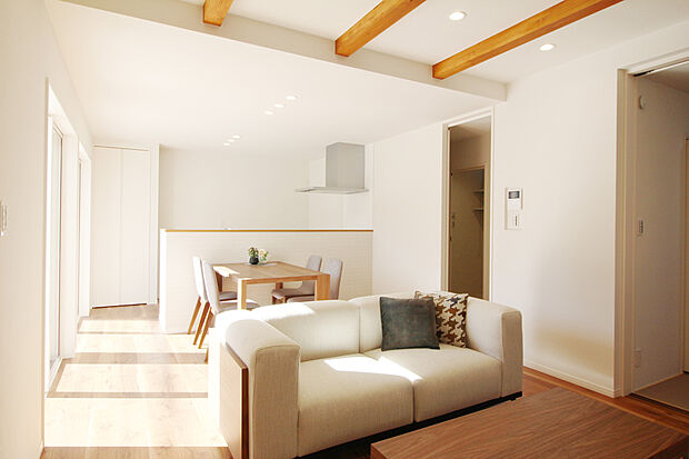 【リビング　同仕様】■木肌の美しいあらわし梁が、ワンランク上の生活を演出