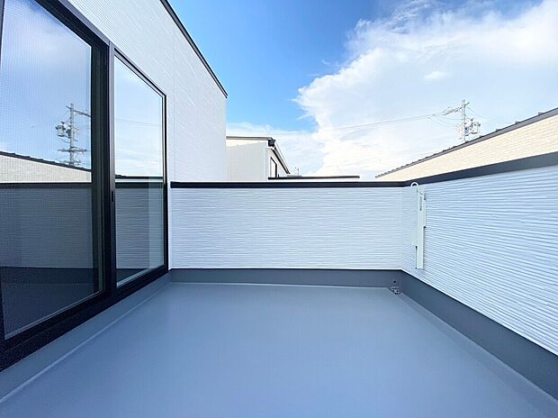 【バルコニー 施工例】■奥行きのあるバルコニー
■洗濯物が良く乾く南向き