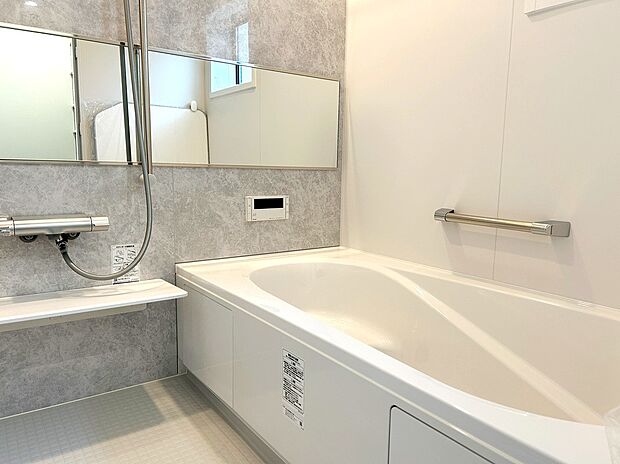 【リクシル　システムバスルーム「AX」】【キレイサーモフロア】
スポンジが奥まで入り、お掃除ラクラク。独自の断熱層で寒い冬場でもヒヤッとしません。
【サーモバスS】
浴槽保温材と保温組フタのダブル保温で、時間が経っても浴槽内の温度を最小限に抑えます。
半身浴のできるベンチ付きの節水型の浴槽、排水口はシャワーなどの排水時に渦を起こして髪の毛やゴミをまとめてくれるためお掃除簡単で汚れもつきにくい構造になっています。