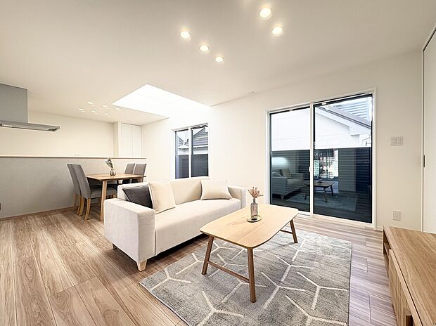 【リビング　A号棟現地写真】■LDK部分には、光をいれるための独立した吹抜けにより開放感もございます。