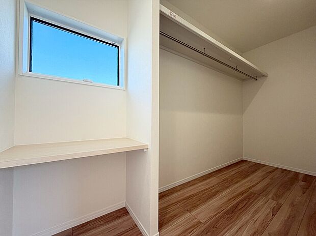 【WIC A号棟現地写真】■ゴルフバックやキャリーケースなど、大きなものの収納場所にも困りません。季節の家電や、布団、衣替えの衣類なども収納することができます。