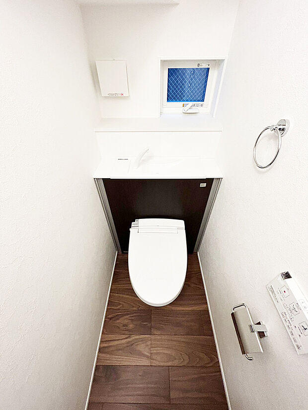 【トイレ　施工例】■ほこりが溜まりやすいタンク後ろの部分をキャビネットで隠したデザイン。
■左右の収納スペースにトイレットペーパーや掃除道具を収納。
■キズ・汚れ・菌に強いハイパーセラミック。