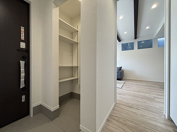 【土間収納 B号棟現地写真】■ゴルフバックやベビーカーを収納できる土間収納付き