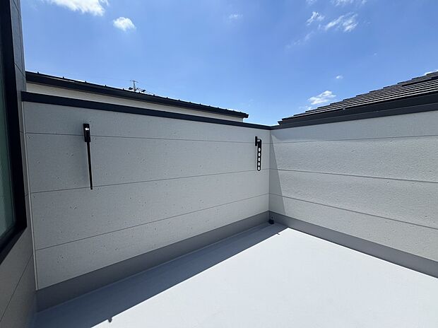 【バルコニー　施工例】■奥行きのあるバルコニー
■洗濯物が良く乾く南向き