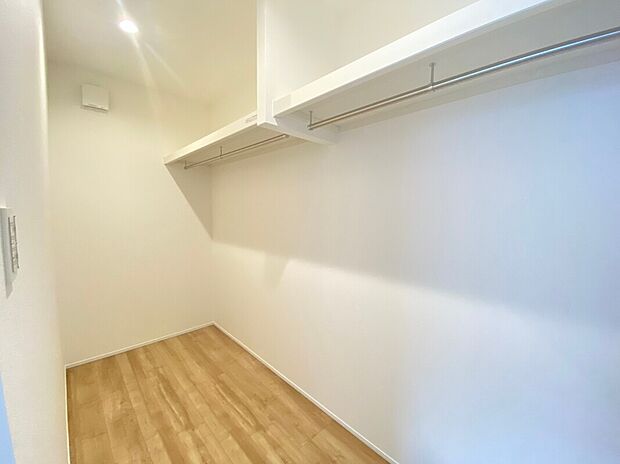 【WIC 施工例】WIC 施工例
■衣類だけではなく、バッグや帽子、アクセサリーといったファッションアイテムを全て一ヶ所で収納
■余分なものを置かずにすみ、寝室内がスッキリ