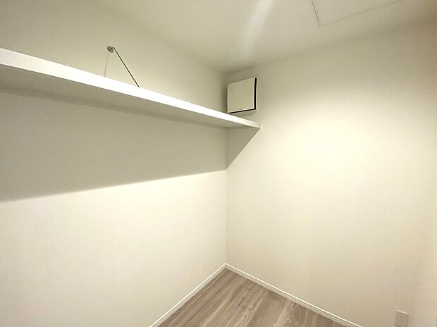 【納戸】納戸 施工例
■掃除道具やレジャー用品等大型用品の収納に便利な納戸
■家族分の衣替えの服も収納可能です