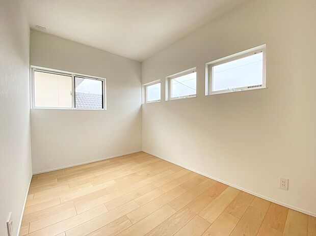 【浴室　施工例】■洋室にはそれぞれクローゼットを設け、十分な収納スペースをつくることで美しい空間づくりの手助けをします。