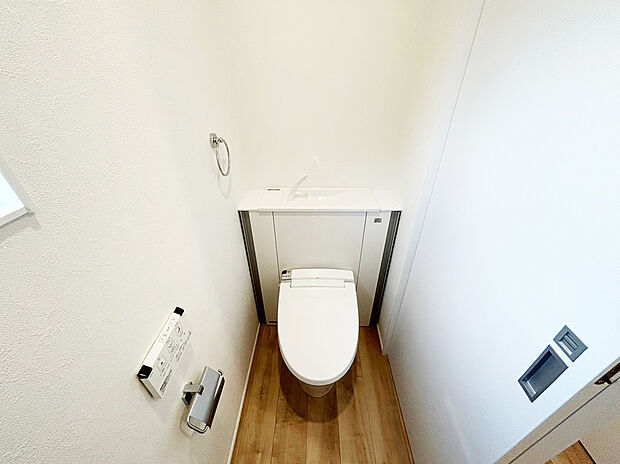 【トイレ B号棟 同仕様写真】■INAX 「ベーシアピタ フチレス」。汚れにくくお掃除のしやすいフチレス形状の便器を採用することで少ない水でもしっかり汚れを洗い流し、清潔でデザイン性のある空間を実現します。