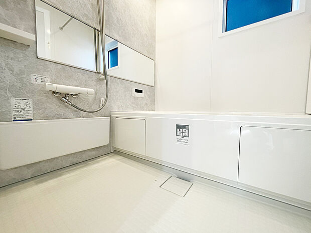 【浴室 A号棟 同仕様写真】■リクシル システムバスルーム「AX」。フロアはスポンジが奥まで入り掃除がラクラク。また独自の断熱層を使用しているため冬場でも冷やっとしません。